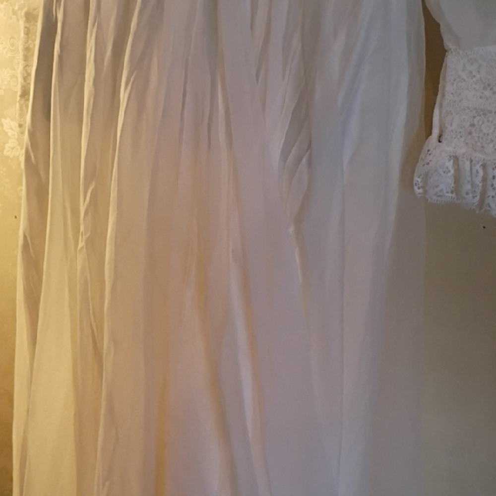 Handmade Elegant White Lace Vintage Wedding Dress. 3 Foot Long Train . - Picture 11 of 15